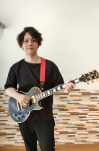 ギター教室STRINGS講師の山田さん